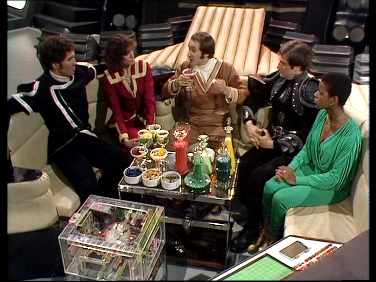 Tarrant, Cally, Vila, Avon and Dayna sitting around a table full of cocktails