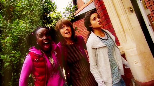 Kelsey screams next to Sarah and Maria outside Sarah's house