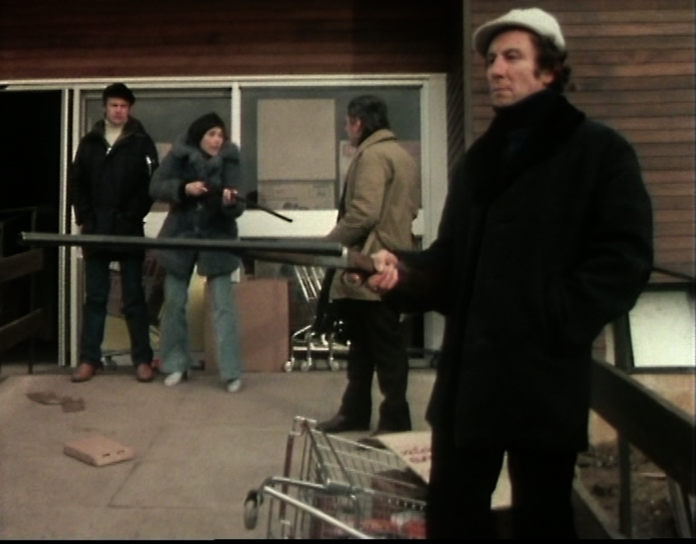 Jenny points the shotgun at one of Wormley's gang while another one is facing the other way